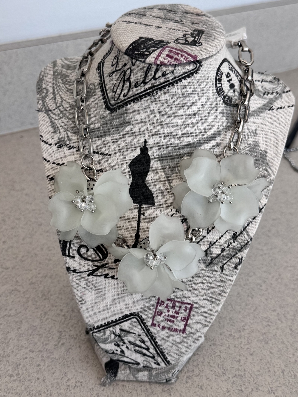 Elegant White Floral Statement Necklace - Women Jewelry